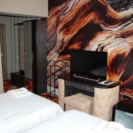 Deluxe Plaza Hotel Almaty Eksteriør billede