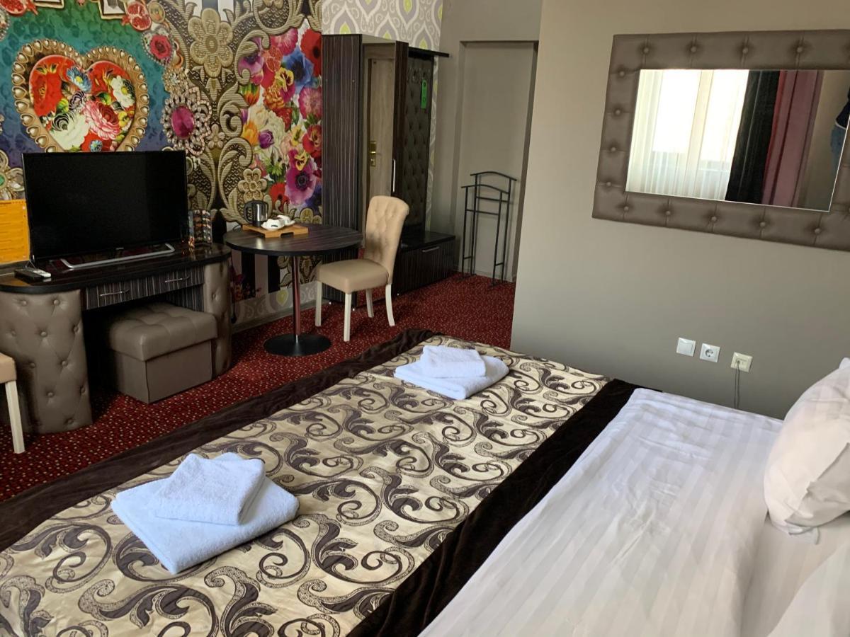 Deluxe Plaza Hotel Almaty Eksteriør billede
