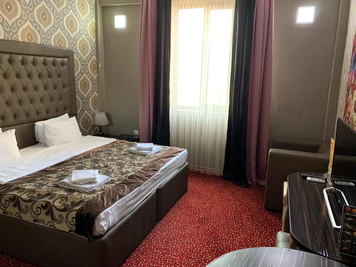 Deluxe Plaza Hotel Almaty Eksteriør billede