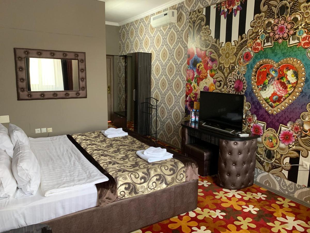 Deluxe Plaza Hotel Almaty Eksteriør billede