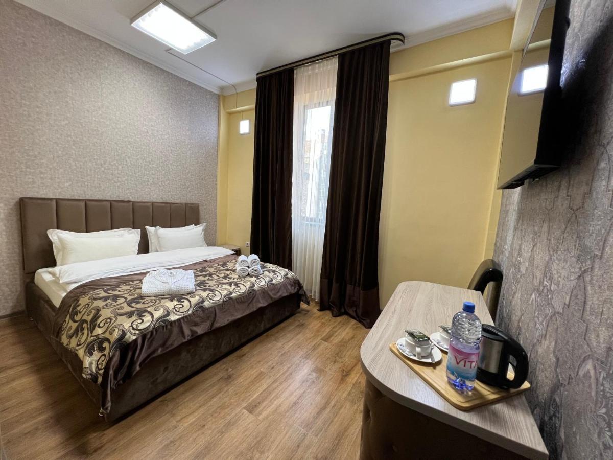 Deluxe Plaza Hotel Almaty Eksteriør billede
